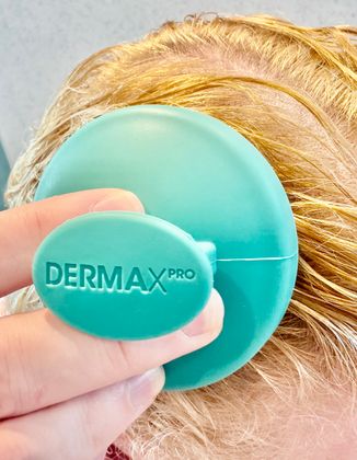 The birds are chirping, the sun is shining and I am in scalp bliss! This has become my favourite part of my hair and scalp routine, this feels so relaxing. The hair mask has fantastic slip and the massager fits beautifully to the scalp.