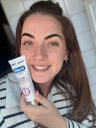 Sensitive teeth squad 😬🦷🪥 this one’s for us 🙌 
Want stronger enamel and a brighter smile ?😃 in just 1 day yes please 👋 stains lifted with no hard scrubbing what can I say the results show for themselves all you need in a bottle at a affordable price