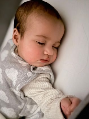 Baby pip finally managing to go down for her night time sleep! The photo was taken this evening at 10:09pm. Pip was wearing a pampers nappy when this photo was taken. 