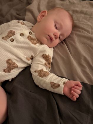 The photo was taken at night approximately 12-30 am, Matthew was wearing Pampers premium protection size 4 
We love pampers ❤️