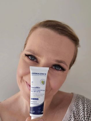 Perfekt den Hautton getroffen. Man muss nur erstmal rausfinden, welche Menge von Pflege aufgetragen werden muss, damit es nicht zu viel wird. Ansonsten zieht es nicht so gut ein, wenn es zuviel ist. 