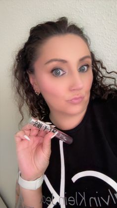 Perfekt Wimpern mit der Maybeline Sky Tubes Mascara. Ich bin begeistert 🤩 