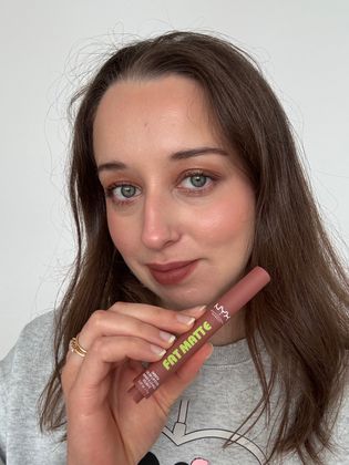 Es ist ein matter Lippenstift mit mittlerer Deckkraft und Mousse-Konsistenz, der Himbeeröl und Tapiokapuder beinhaltet, die Austrocknung der Lippen verhindern. 
Das Tragegefühl ist soweit angenehm und das Produkt hält ziemlich lange. 