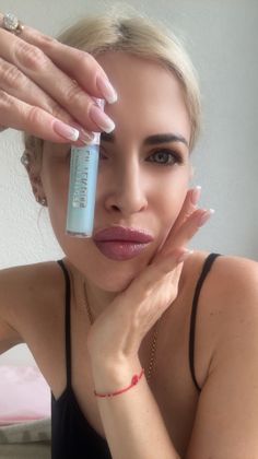Zarter Glow, ein angenehmer Duft und ein super angenehmes Gefühl auf den Lippen 💖
Die leichte Textur betont die natürliche Schönheit deiner Lippen und verleiht ihnen ein strahlendes Finish.