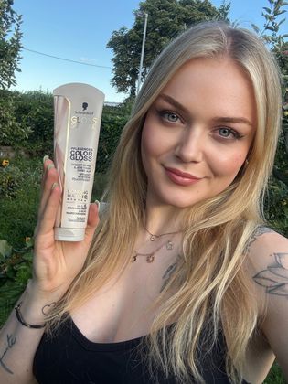 Selfie mit dem Glossing in der Hand 