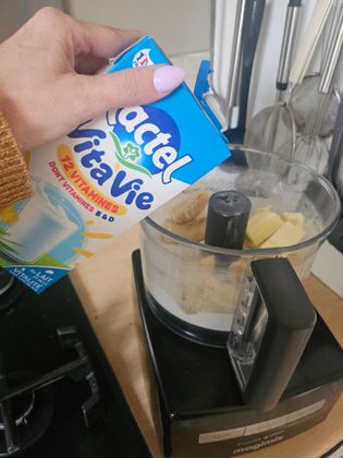 Banana Bread en cours avec le lait Lactel VitaVie 12 vitamines 