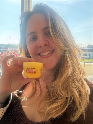 Totalement conquise par cette nouvelle crème Garnier à la Vitamine C ! 🍊 Dès l'application, ma peau est instantanément plus lumineuse et hydratée. J'adore sa texture légère qui ne colle pas et son parfum frais qui réveille le teint le matin. 