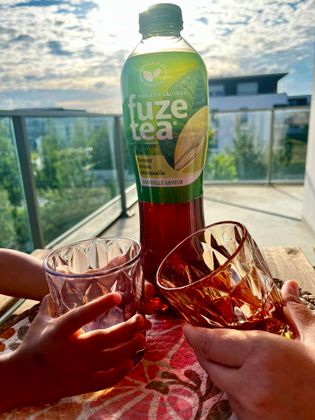 Un moment de partage agréable avec Fuze Tea