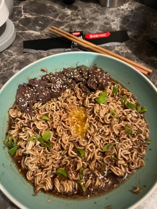 Après une grosse journée, zéro prise de tête : des nouilles réconfortantes, un bouillon savoureux, de fines tranches de bœuf et un œuf coulant. Un bol ultra gourmand, prêt en 10 minutes chrono pour décompresser sans effort !