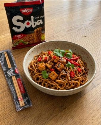 J’ai eu le plaisir de tester les nouvelles nouilles Soba de chez Nissin !
Le pack contient deux saveurs  :
* Chili, parfait si vous aimez quand c'est bien relevé.
* Classique, idéal pour une version plus douce.
De vraies saveurs japonaises à la maison ! 